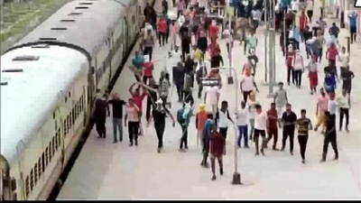 Agnipath protest in UP: Several demonstrators gathered at a train station in Ballia. ((ANI) ) Agnipath protest in UP: Several demonstrators gathered at a train station in Ballia. ((ANI) )