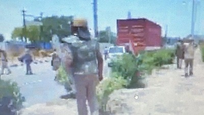 Protesters fire tear gas to disperse protesters at Agra-Delhi highway near Mathura.&nbsp; (Twitter/ANI)