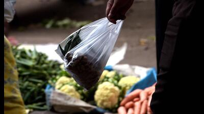 In a surprise check at market areas of Thane, TMC seizes 114kg plastic and collects  ₹48,500 in fine. (HT FILE PHOTO)