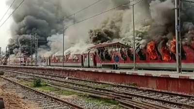 Bihar Agnipath protests: Train coaches set on fire at Luckeesarai Junction. ((ANI) ) Bihar Agnipath protests: Train coaches set on fire at Luckeesarai Junction. ((ANI) )