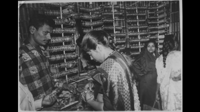 Women at a bangle shop near Charminar in Hyderabad in April 1992, long after Wajida Tabassum had moved to Mumbai. (HT Photo) Women at a bangle shop near Charminar in Hyderabad in April 1992, long after Wajida Tabassum had moved to Mumbai. (HT Photo)