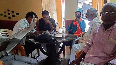 People engaged in a poll discussion at the Leaderabad tea stall in Azamgarh. (HT PHOTO) People engaged in a poll discussion at the Leaderabad tea stall in Azamgarh. (HT PHOTO)