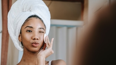 5. Adopt a good lip care routine and try applying a good lip serum or a lip balm loaded with hydrants and antioxidants. (Sora Shimazaki) 5. Adopt a good lip care routine and try applying a good lip serum or a lip balm loaded with hydrants and antioxidants. (Sora Shimazaki)