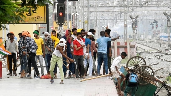 Protester vandalise railway property at Danapur Railway Station during a protest against the Agnipath scheme, in Patna, on June 17, 2022.&nbsp;(Santosh Kumar /HT Photo)