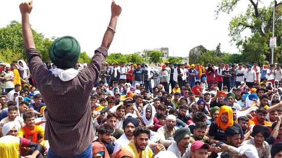 Agnipath row: Army aspirants from across Punjab protest outside CM Bhagwant Mann’s residence (HT Photo)