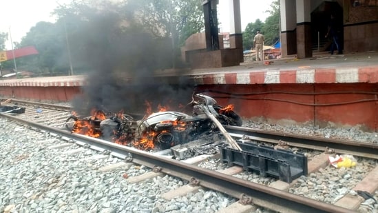 Vehicles are set ablaze on the railway track by the protesters during a demonstration against the Agnipath Recruitment Scheme for the Armed Forces, at Ara Junction, in Arrah, Bihar.(Aftab Alam Siddiqui)
