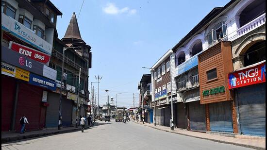 Shops and business establishments were closed in the Old City downtown and also in parts of uptown, including the commercial hub of Lal Chowk, Srinagar, and its adjoining areas over Prophet remarks. Public and private transport was, however, plying on the roads. (ANI File Photo)