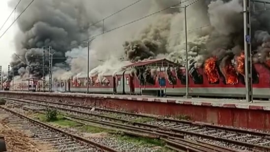 Bihar Agnipath protests: Train coaches set on fire at Luckeesarai Junction.&nbsp;((ANI) )
