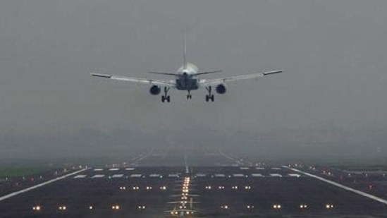 The price of an air ticket from Patna to Delhi that was being sold at <span class='webrupee'>₹</span>6,500 on Thursday spiked to <span class='webrupee'>₹</span>12,000 on Friday morning.(Vijayanand Gupta/ HT Photo. Representative image)
