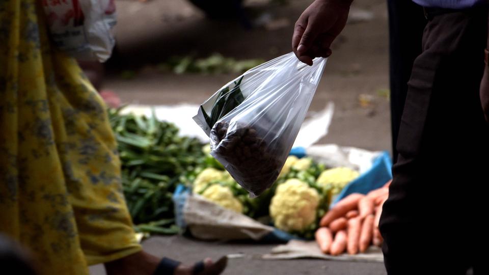 According to a statement by the CPCB on Friday, directions have been issued at the national, state and local levels to ensure there is a complete phase-out of the listed single-use items by June 30. (HT photo) According to a statement by the CPCB on Friday, directions have been issued at the national, state and local levels to ensure there is a complete phase-out of the listed single-use items by June 30. (HT photo)
