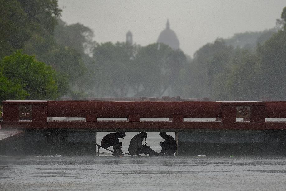 Safdarjung, Delhi’s base weather station, recorded 19.1mm of rainfall from the early hours of Friday till 5.30pm. (Sanchit Khanna/HT)