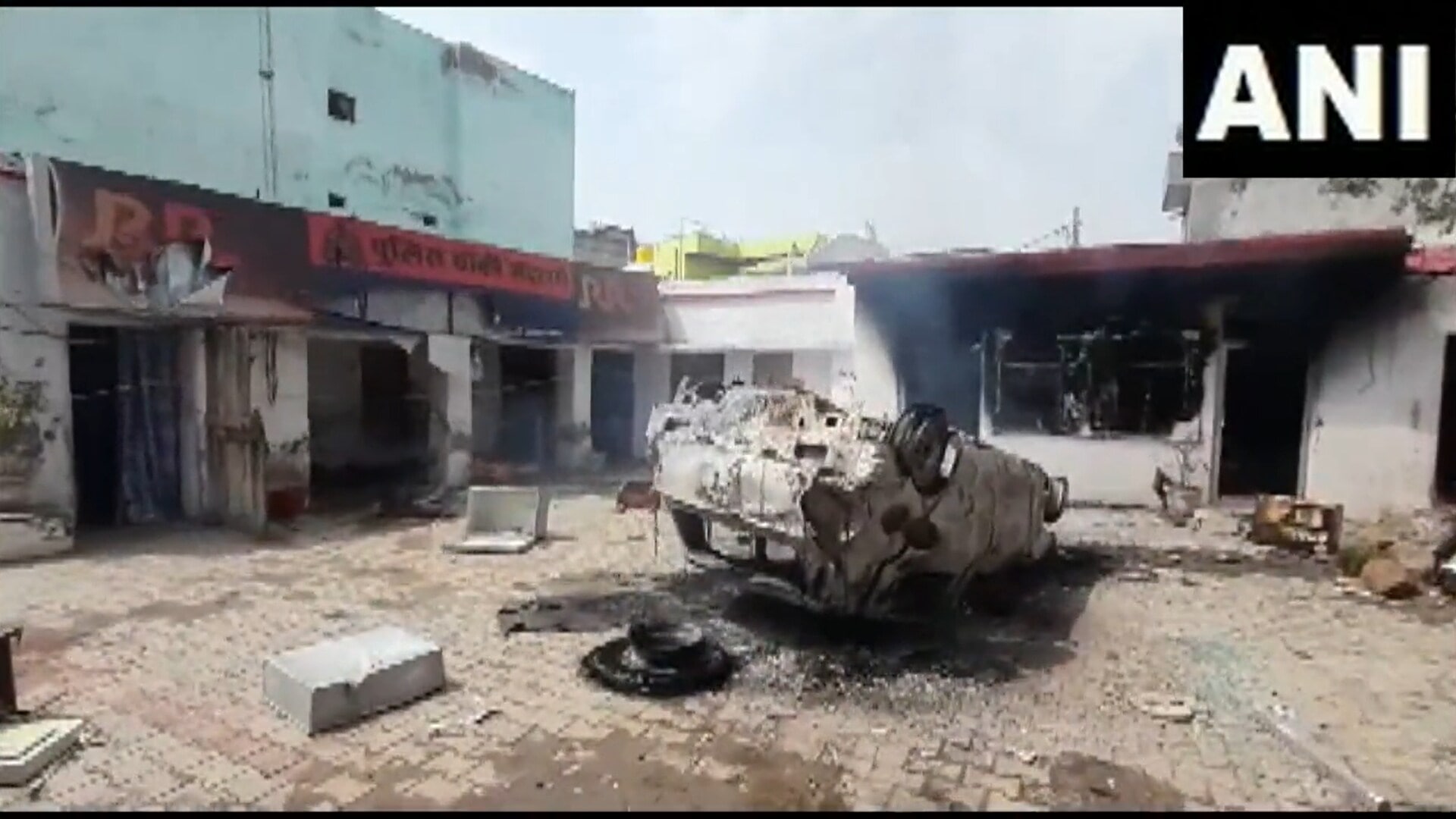 Police vehicle torched in Uttar Pradesh's Aligarh district. (Screengrab/ANI video) Police vehicle torched in Uttar Pradesh's Aligarh district. (Screengrab/ANI video)