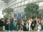 Travelers are having to brave long queues at airports before they embark on their much-delayed holidays(Ying Tang/NurPhoto/picture alliance ) Travelers are having to brave long queues at airports before they embark on their much-delayed holidays(Ying Tang/NurPhoto/picture alliance )