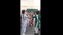 A professora da escola do governo de Delhi compartilhou o vídeo de si mesma dançando com seus alunos no Twitter. 