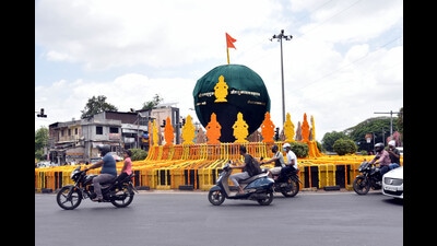 The Khandobamal chowk at Akurdi is decorated with flowers to welcome the warkaris, (HT PHOTO) The Khandobamal chowk at Akurdi is decorated with flowers to welcome the warkaris, (HT PHOTO)