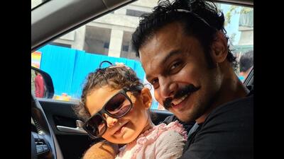 Addinath Kothare with daughter Jiza Addinath Kothare with daughter Jiza