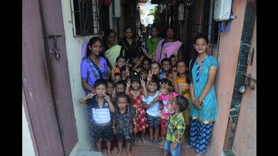 Akshada Sandeep Datir (extreme left) and her friend Tejaswini Bane (extreme right) with their neighbourhood children in Kalwa whom they are teaching daily. (PRAFUL GANGURDE/HT PHOTO) Akshada Sandeep Datir (extreme left) and her friend Tejaswini Bane (extreme right) with their neighbourhood children in Kalwa whom they are teaching daily. (PRAFUL GANGURDE/HT PHOTO)