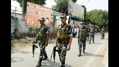 Central Reserve Police Force (CRPF) personnel patrol during Bihar Bandh to protest against Agnipath Scheme near Bharatiya Janata Party (BJP) office in Patna, Bihar, India on Saturday. (Santosh Kumar/Hindustan Times) Central Reserve Police Force (CRPF) personnel patrol during Bihar Bandh to protest against Agnipath Scheme near Bharatiya Janata Party (BJP) office in Patna, Bihar, India on Saturday. (Santosh Kumar/Hindustan Times)