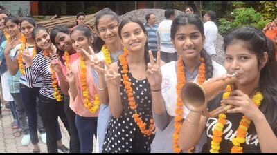 Students of different schools celebrating their UP Board high school and intermediate exam results on Saturday (HT photo) Students of different schools celebrating their UP Board high school and intermediate exam results on Saturday (HT photo)
