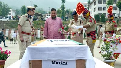 A policeman lays the wreath on the mortal remains of Sub-Inspector Farooq Ahmad Mir, who was killed by militants, at the Police Training Centre at Samboora in Jammu and Kashmir’s Pulwama on Saturday. (ANI)