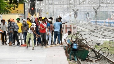 Protester vandalise railway property at Danapur Railway Station during a protest against the Agnipath scheme, in Patna, Bihar, on June 17, 2022. (Santosh Kumar /Hindustan Times)