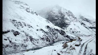 A seven-member team of army personnel had reached the glacier on Friday morning, but have been unable to rescue the mountaineer due to snowfall and high-velocity winds. (HT PHOTO )