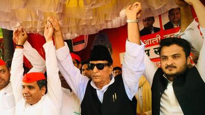 Samajwadi Party leader Azam Khan and his son Abdullah Azam campaign for SP candidate Dharmendra Yadav for the Azamgarh Lok Sabha bypoll. (HT PHOTO)