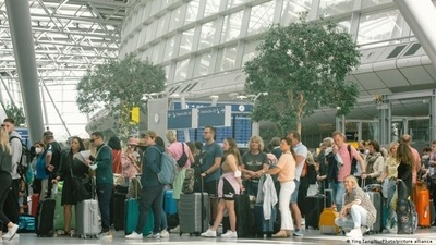 Travelers are having to brave long queues at airports before they embark on their much-delayed holidays (Ying Tang/NurPhoto/picture alliance ) Travelers are having to brave long queues at airports before they embark on their much-delayed holidays (Ying Tang/NurPhoto/picture alliance )