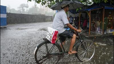 The southwest monsoon advanced further on Saturday covering a major portion of south Bengal including districts like Kolkata, North 24 Parganas, South 24 Parganas, Hooghly, Howrah and East Midnapore among others. (AP PHOTO.) The southwest monsoon advanced further on Saturday covering a major portion of south Bengal including districts like Kolkata, North 24 Parganas, South 24 Parganas, Hooghly, Howrah and East Midnapore among others. (AP PHOTO.)