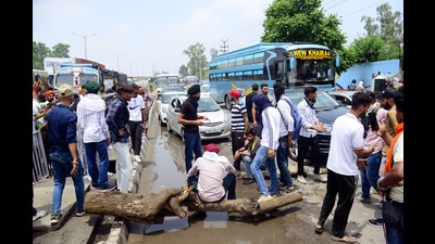 Army aspirants staging a demonstration against the Agnipath Recruitment Scheme for the armed forces at the Jalandhar-Delhi National Highway. (ANI)