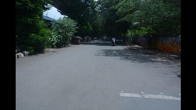 The service road from Cadbury Junction to Nitin Company in Thane. The civic body has claimed that four service roads in Thane would be free of potholes for the next five years. (PRAFUL GANGURDE/HT PHOTO)