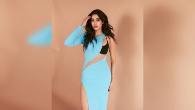The original price of the dress is £1,280 (1,21,983 <span class='webrupee'>₹</span>) and the discounted rate is £896.00 ( <span class='webrupee'>₹</span>85,388), as per the brand's official website. (Instagram/@janhvikapoor) The original price of the dress is £1,280 (1,21,983 <span class='webrupee'>₹</span>) and the discounted rate is £896.00 ( <span class='webrupee'>₹</span>85,388), as per the brand's official website. (Instagram/@janhvikapoor)