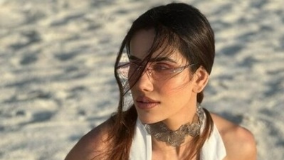 Sonnalli Seygall is beating post-covid stiffness with yoga. Video inside (Instagram/@sonnalliseygall)