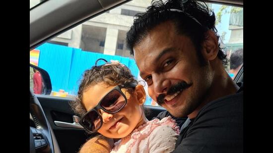 Addinath Kothare with daughter Jiza Addinath Kothare with daughter Jiza