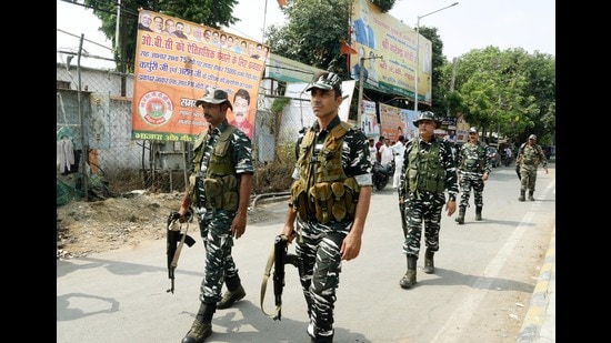 Central Reserve Police Force (CRPF) personnel patrol during Bihar Bandh to protest against Agnipath Scheme near Bharatiya Janata Party (BJP) office in Patna, Bihar, India on Saturday. (Santosh Kumar/Hindustan Times)