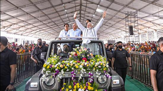 Vadodara: Prime Minister Narendra Modi receives a warm welcome at the ‘Gujarat Gaurav Abhiyan’, in Vadodara, Saturday, Saturday, June 18, 2022. (PIB/PTI Photo) (PTI06_18_2022_000142B) (PTI)