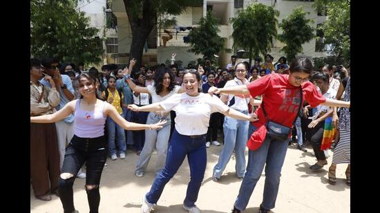 Some students shook a leg to express their support for their friends and batchmates from the LGBTQIA+ community. (Photo: ShantanuBhattacharya/HT) Some students shook a leg to express their support for their friends and batchmates from the LGBTQIA+ community. (Photo: ShantanuBhattacharya/HT)