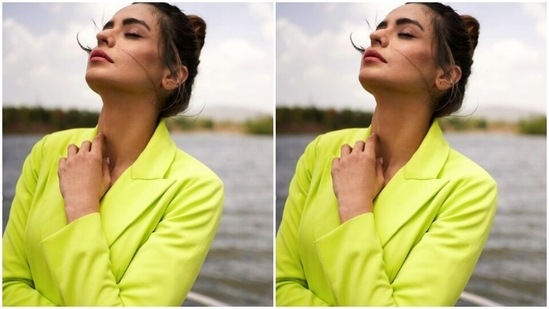 Aamna, assisted by makeup artist Salim Sayyed, decked up in nude eyeshadow, black eyeliner, mascara-laden eyelashes, drawn eyebrows, contoured cheeks and a shade of pastel pink lipstick.(Instagram/@aamnasharifofficial)