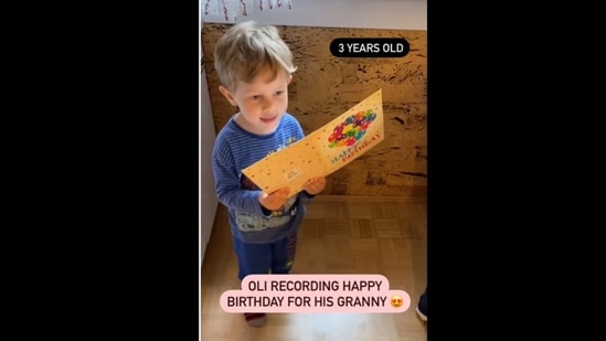 The little boy sang happy birthday to his grandma and recorded his voice on a card. (oliverosiokuncic/Instagram) The little boy sang happy birthday to his grandma and recorded his voice on a card. (oliverosiokuncic/Instagram)