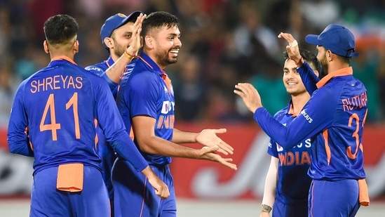 Indian bowler Avesh Khan celebrates with teammates after the wicket of South African batsman Dwaine Pretorius, during the 4th T20 cricket match.(PTI)
