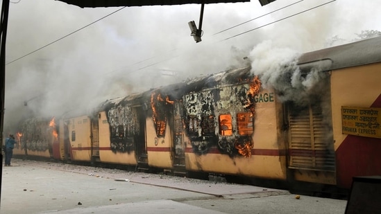 Protestors set ablaze Farakka Express train at Danapur Railway Station during a protest against the Agnipath scheme, in Patna, Bihar on Friday, June 17, 2022. (Photo by Santosh Kumar/Hindustan Times)