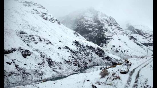 A seven-member team of army personnel had reached the glacier on Friday morning, but have been unable to rescue the mountaineer due to snowfall and high-velocity winds. (HT PHOTO )