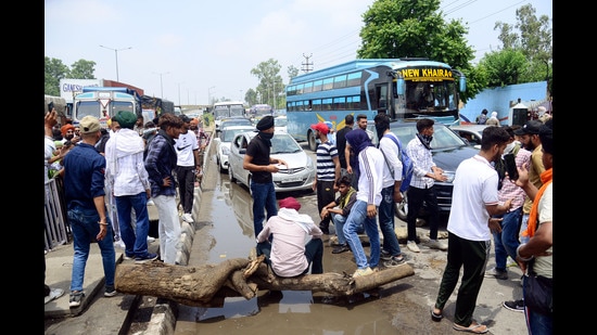 Army aspirants staging a demonstration against the Agnipath Recruitment Scheme for the armed forces at the Jalandhar-Delhi National Highway. (ANI)