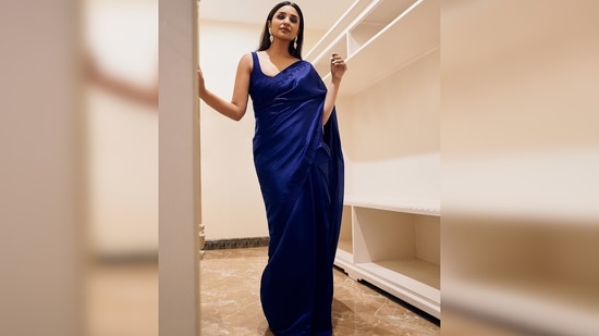 Parineeti Chopra left her layered hair open with a middle parting and soft waves at the bottom.(Instagram/@parineetichopra)