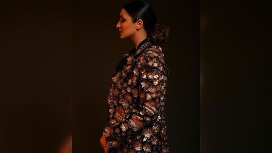 Parineeti Chopra went for the bronze makeup look with brown smokey eyes, contoured face and nude brown lips.(Instagram/@parineetichopra)