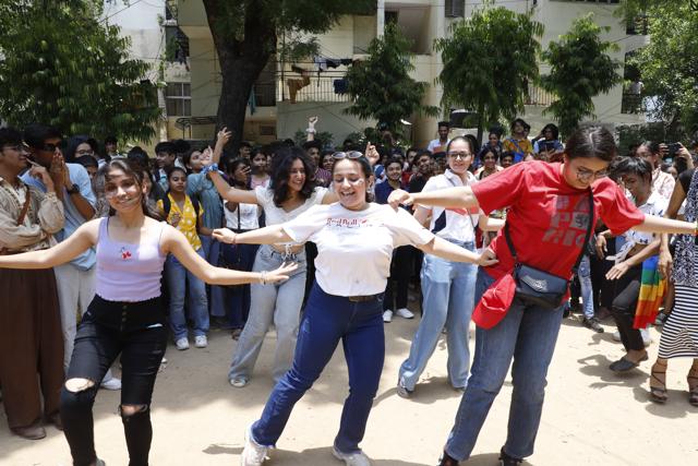 Some students shook a leg to express their support for their friends and batchmates from the LGBTQIA+ community. (Photo: ShantanuBhattacharya/HT) Some students shook a leg to express their support for their friends and batchmates from the LGBTQIA+ community. (Photo: ShantanuBhattacharya/HT)