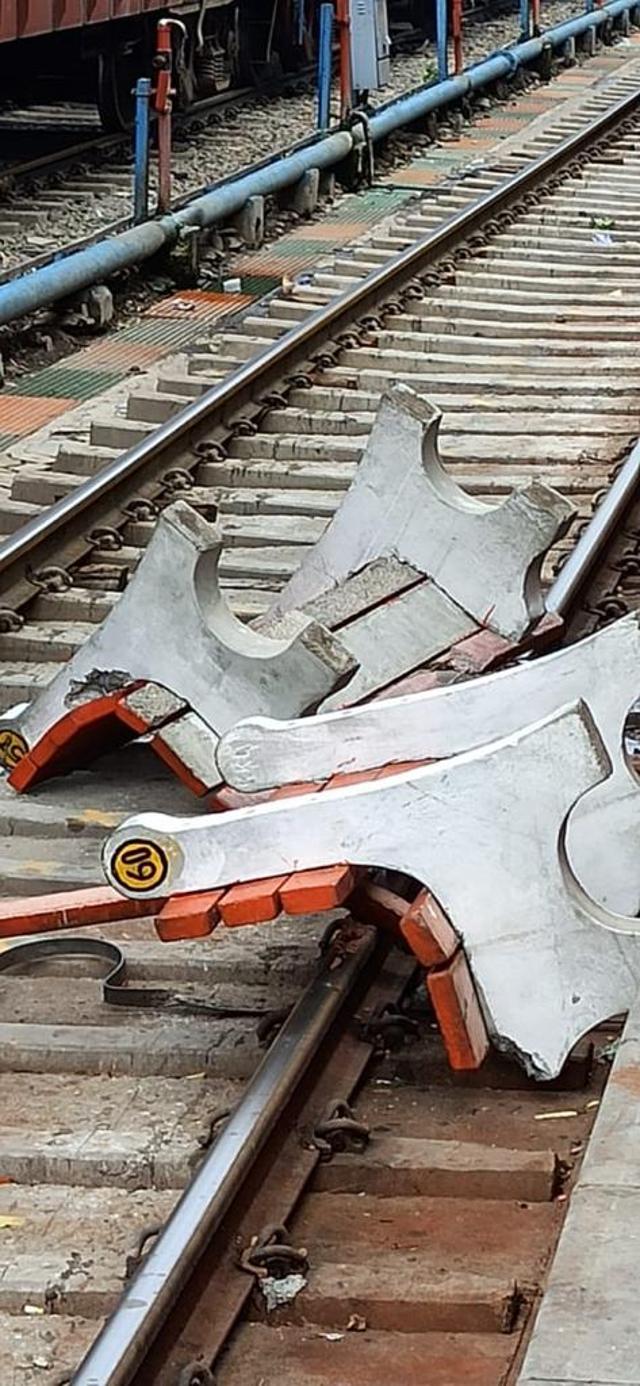 Protesters dumped furniture on the tracks to protest against the Centre’s contentious Agnipath recruitment scheme. (HT Photo) Protesters dumped furniture on the tracks to protest against the Centre’s contentious Agnipath recruitment scheme. (HT Photo)