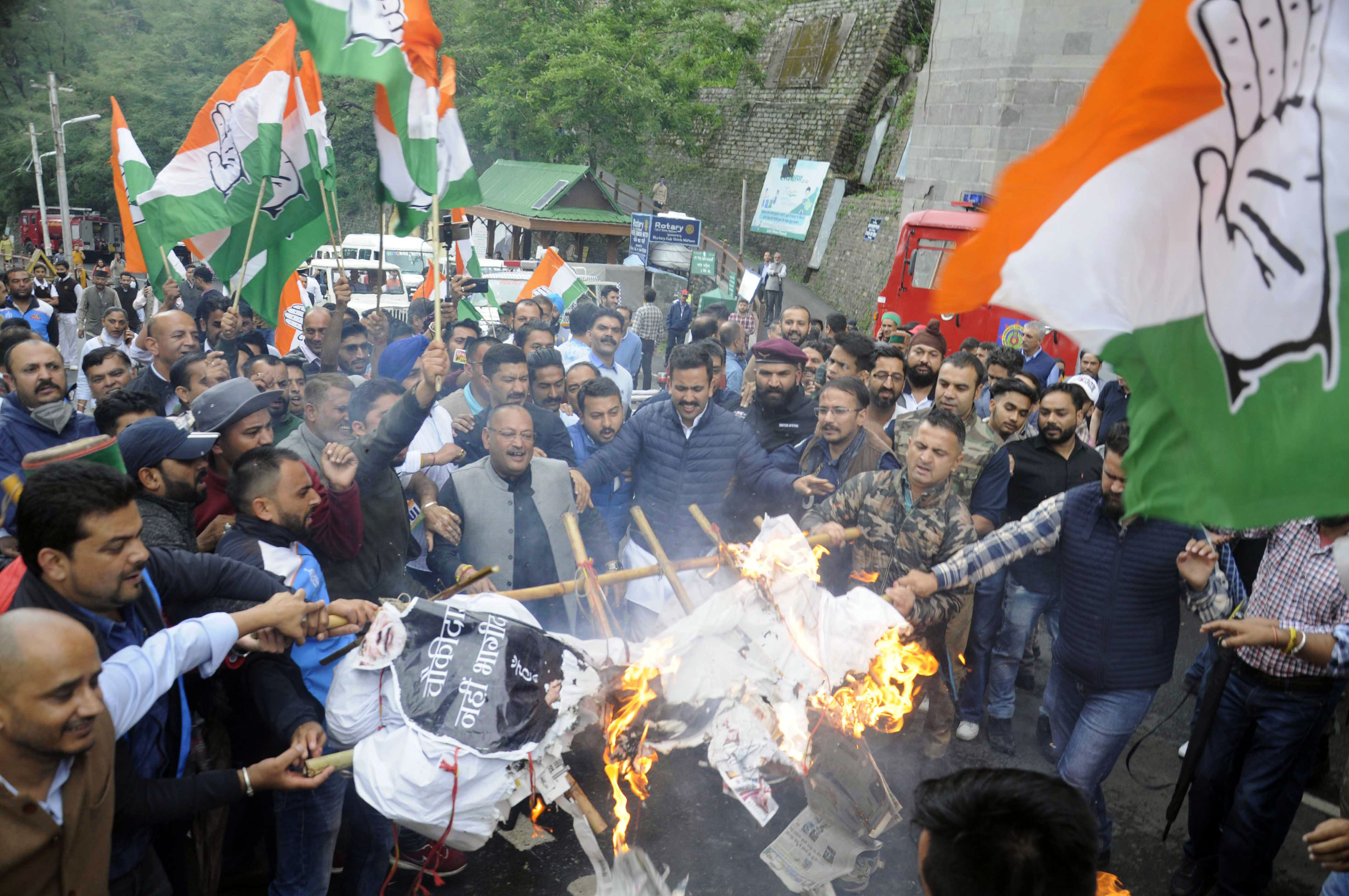 Congress activists burn an effigy during a protest against the Agnipath scheme, in Shimla, on June 18, 2022. (PTI) Congress activists burn an effigy during a protest against the Agnipath scheme, in Shimla, on June 18, 2022. (PTI)