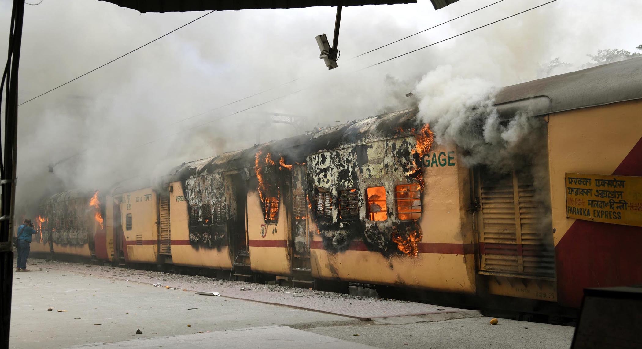 Protestors set ablaze Farakka Express train at Danapur Railway Station during a protest against the Agnipath scheme, in Patna, Bihar on Friday, June 17, 2022. (Photo by Santosh Kumar/Hindustan Times)