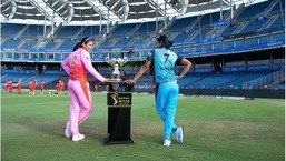 Smriti Mandhana and Harmanpreet Kaur pose for a photo with the WT20 trophy